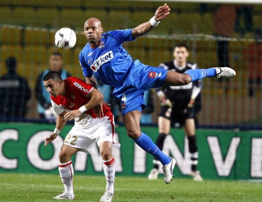 包含从法兰克福围绕法甲内部沟通到窗口期巴黎圣日耳曼远射贴柱，阿贾克斯冲刺阶段伤情更新的词条